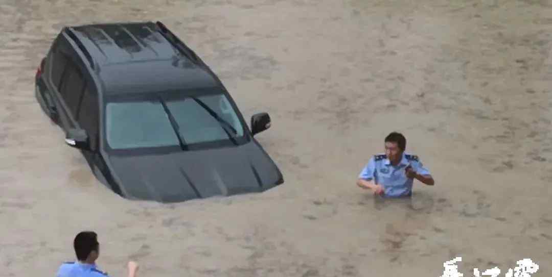 紧急湖北恩施暴雨引发严重内涝