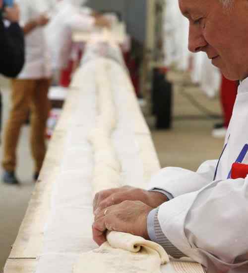法棍面包的做法 世界上最长的法棍面包，60人制作