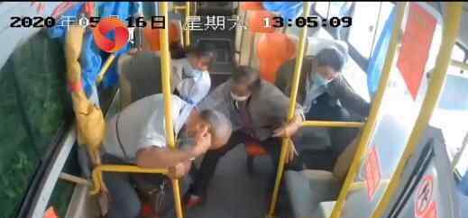 老人坐公交打瞌睡瞬间消失 回看监控镜头更是可怕