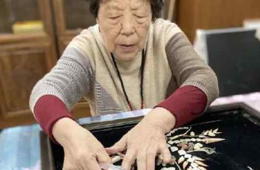 88岁奶奶用鱼骨蟹脚作画 她是怎么做到的