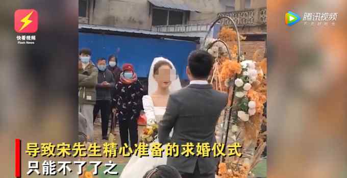 江苏一男子下跪求婚 话还没说出口 女友立马答应：米线快坨了