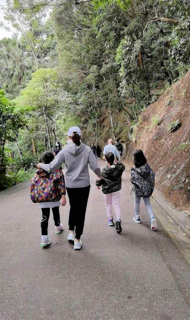 黎姿女儿 黎姿周末与女儿们远足，母女四人同框超温馨，三姐妹个头快一样高