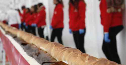 法棍面包的做法 世界上最长的法棍面包，60人制作