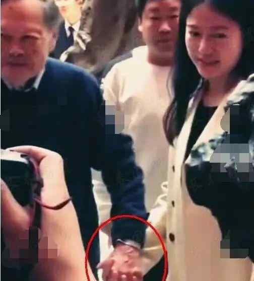 杨振宁妻子 98岁杨振宁携妻子亮相，结婚16年甜蜜如初，44岁翁帆略显发福