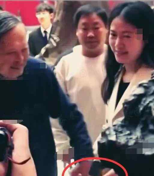 杨振宁的妻子 98岁杨振宁携妻子亮相，结婚16年甜蜜如初，44岁翁帆略显发福