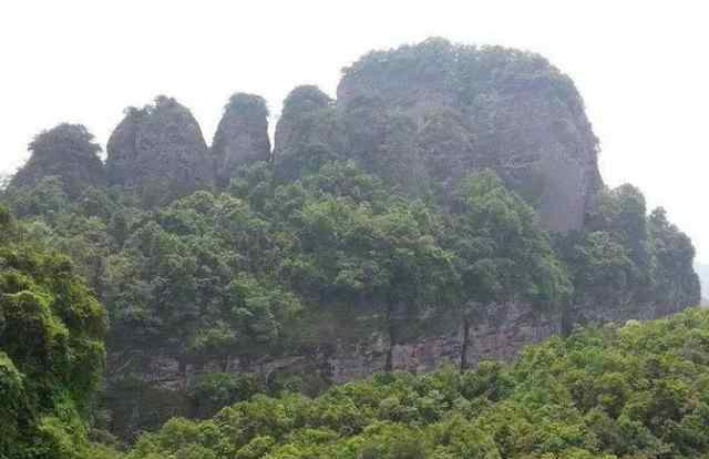 广东大佛 世界第一天然大佛，全身长5200米重20亿吨，头在广东脚却伸到江西