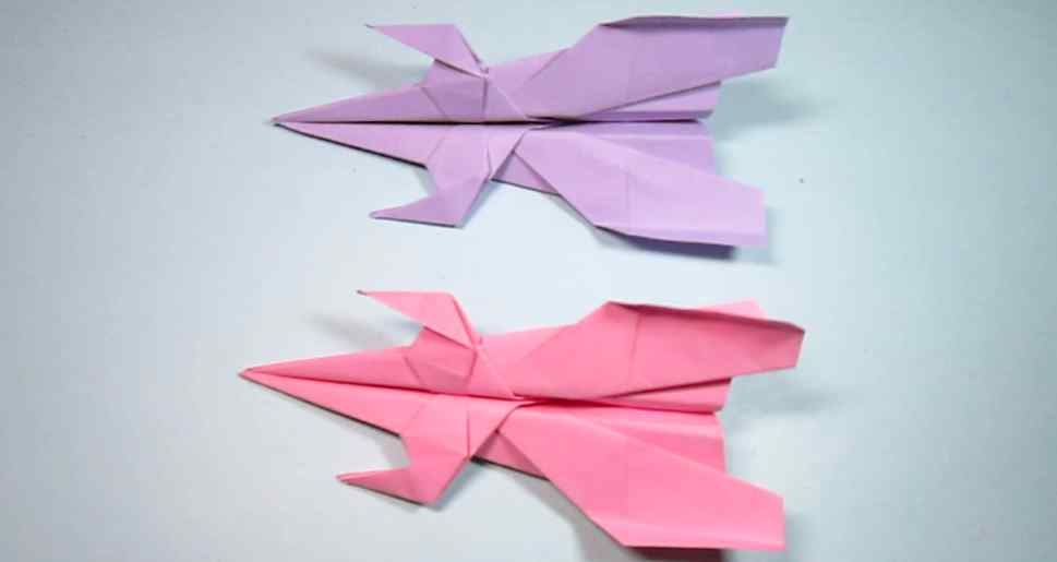 战斗机折纸方法 一张纸学会战斗机的折法，方法比较简单，手工折纸飞机