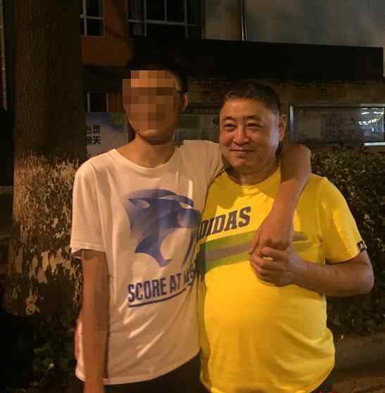 文山新闻 云南文山亿万富翁在自家门口被杀，凶手一审被判处死刑：行凶后打电话报警自首