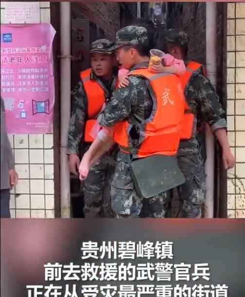 小朋友踮脚给满手泥的兵哥哥喂水 具体是什么情况