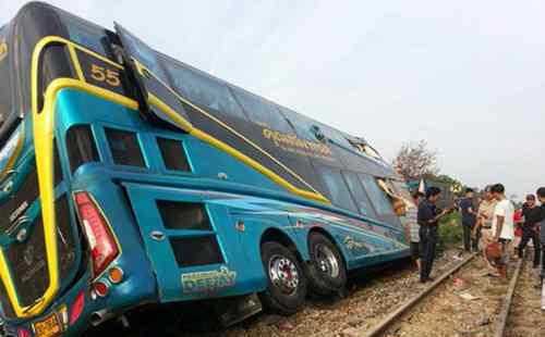 泰国一列火车与巴士相撞 目前现场情况如何
