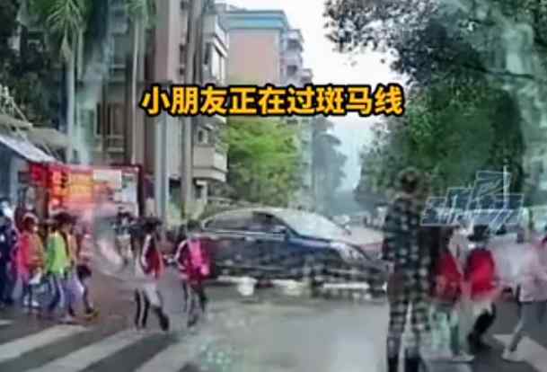 广东一司机强行穿过学生队伍过斑马线 下车还和老师争吵 交警回应