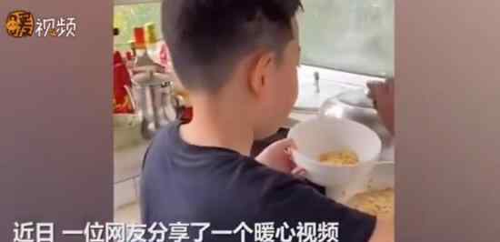 小学生哥哥替生病妈妈为妹妹做饭 超级暖心