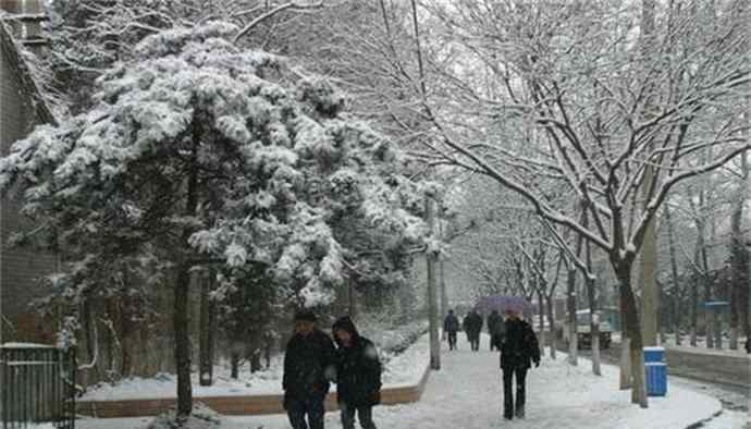 北京寒潮蓝色预警  情人节大雪纷飞为情侣营造浪漫氛围