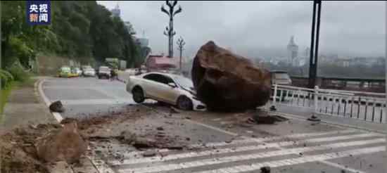 宜宾山体滑坡过路车辆被巨石砸中 目前现场如何
