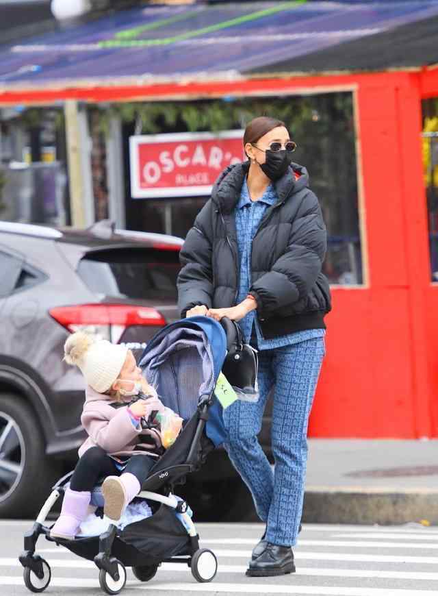 伊莉娜莎伊克 “C罗前女友”伊莉娜·莎伊克穿字母装带娃，女儿穿紫色大衣，好萌！