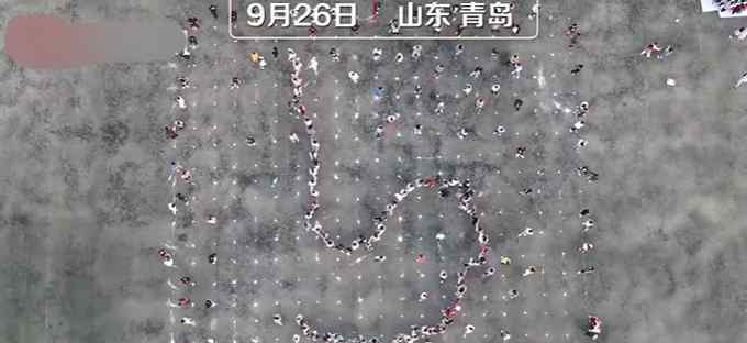 500名学生用贪吃蛇摆出中国地图 这种爱国教育就很棒了