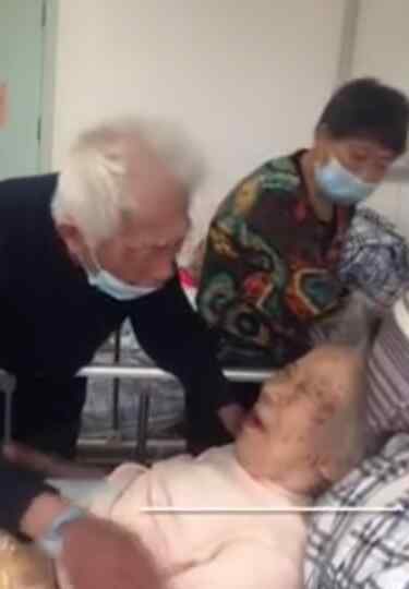 97岁奶奶不肯吃药急哭99岁爷爷 这是什么神仙爱情