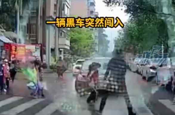 斑马线上这一幕让网友怒了 广州冲断学生队伍司机被行拘5日！