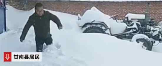 齐齐哈尔积雪2米 小区汽车被掩埋