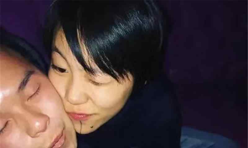 王菲女儿窦靖童 新恋情？王菲女儿窦靖童与一男子穿情侣装，照片合影十分亲密。