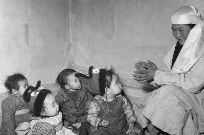 “三千孤儿入内蒙”背后：19岁草原姑娘抚养28名上海孤儿