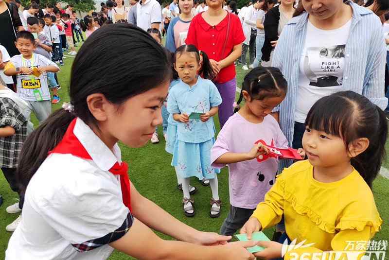 大杨 合肥市大杨中心小学开学典礼 老师身穿汉服教孩子行“大礼”