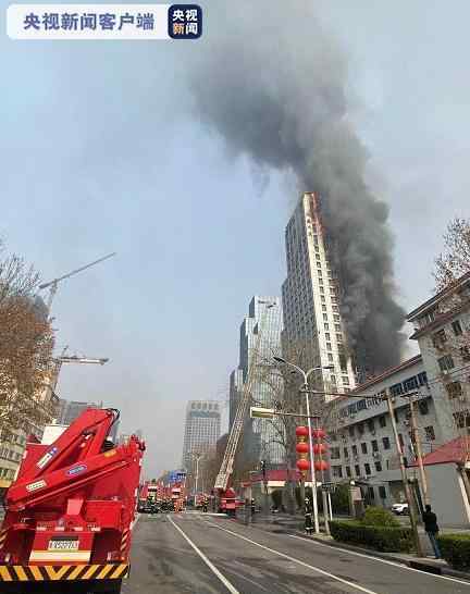 石家庄一大厦起火 黑烟吞噬整栋楼 还原事发经过及背后真相！