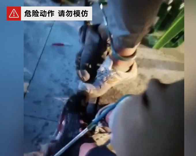 南宁两女子模仿拍网红视频被锁住脚求助消防 网友：钥匙呢？