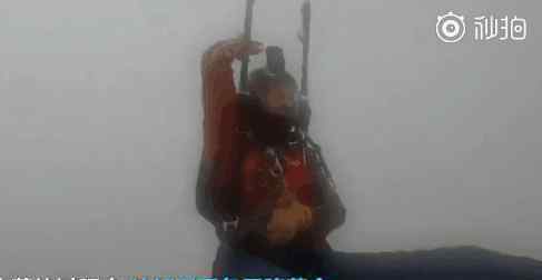 跳伞男子7000英尺高空点燃降落伞 为什么要这样做
