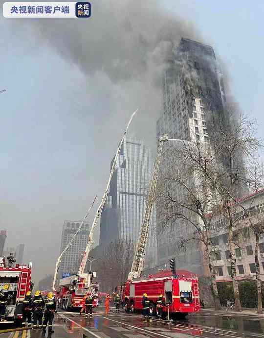 石家庄一大厦起火 黑烟吞噬整栋楼！目前明火基本被扑灭 现场画面曝光