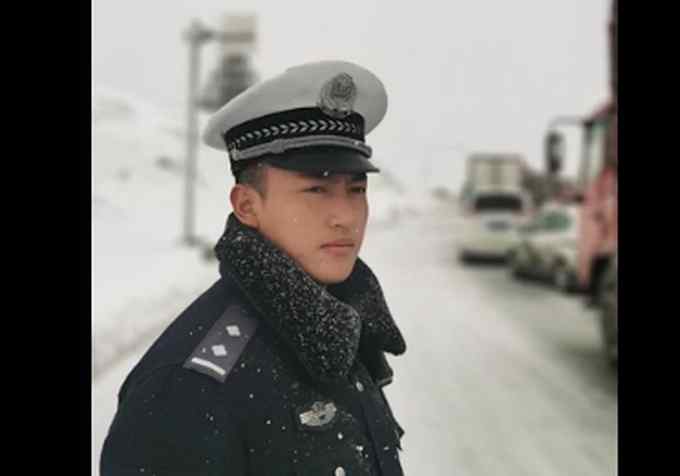 大雪中被冻成雪雕交警是个帅小伙 长相曝光 网友：真的好帅！