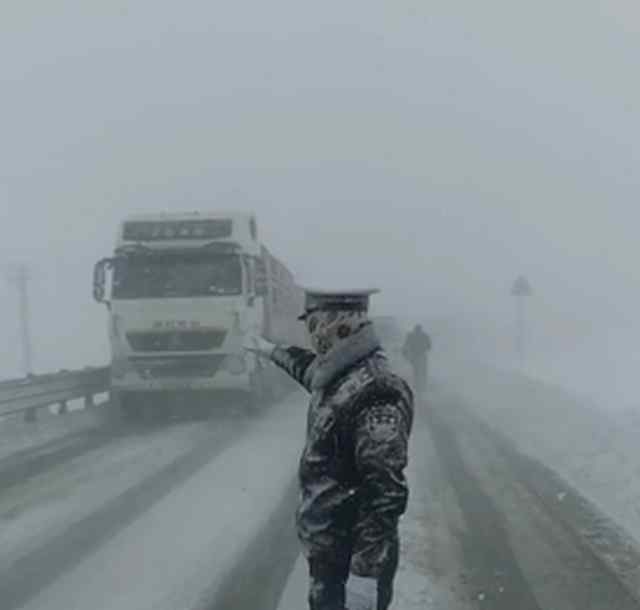 大雪中被冻成雪雕交警是个帅小伙 网友：帅哥都上交国家了 事件详情始末介绍！