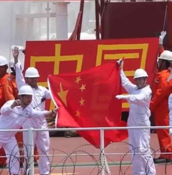 香港商船船员打横幅感谢海军护航 具体情况