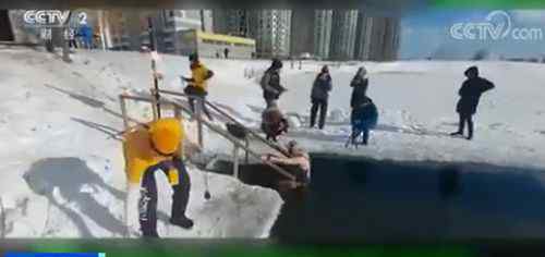 4分17秒！俄女子破冰水憋气吉尼斯世界纪录 登上网络热搜了！