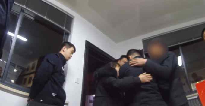 男子带铁锹打车到公墓 司机吓坏一脚油门开到警察局 结局反转