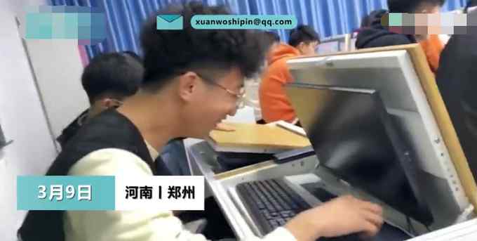 河南一高校突然换了新课桌 男生打开桌面反应瞬间逗笑网友！
