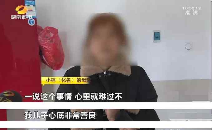 湖南一22岁男子两年不出门 母亲：白天都没见他上过厕所