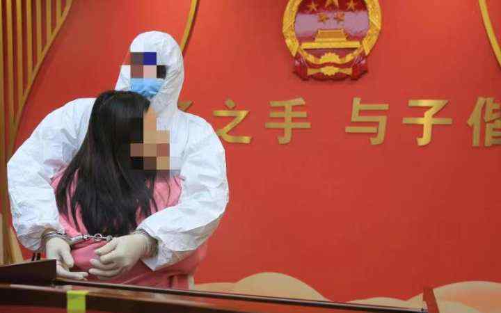 男子戴手铐与妻子登记结婚 妻子给他拥抱！网友：法律之外有人情