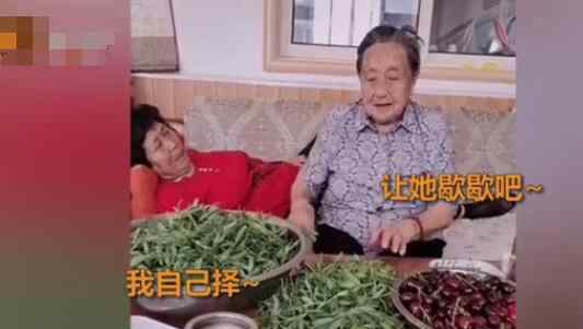 92岁妈妈包饺子让72岁女儿休息 有妈的孩子像个宝