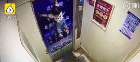 2岁女童因遛娃神器被挂电梯门上 视频真的太吓人了