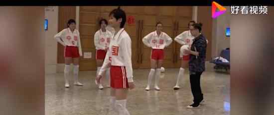 李宇春女排造型 什么样白衣红短裤，全是腿（图）
