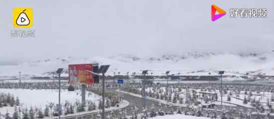 青海祁连突降大雪 超1000辆车流滞留什么情况