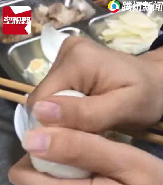 越南女子餐厅买来煮鸡蛋异常坚硬 剥开一看不敢下嘴 扔桌上还能弹起