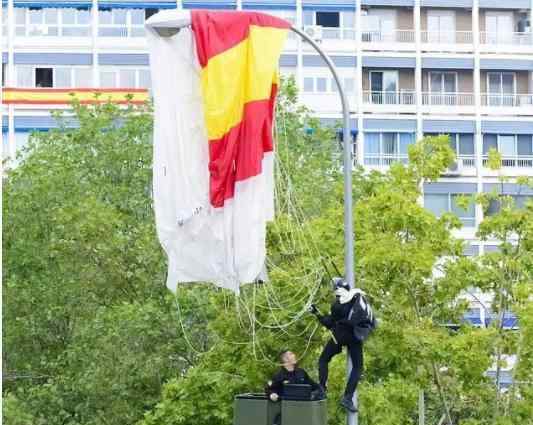 西班牙国庆日阅兵 尴尬一伞兵被路灯挂住