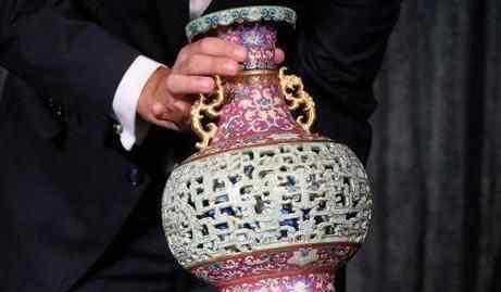 欧洲老妇闲置中国花瓶拍得6300万 这个花瓶是什么年代的