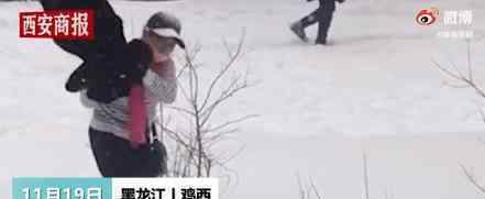 东北大妈用雪洗貂皮大衣 还有这种操作