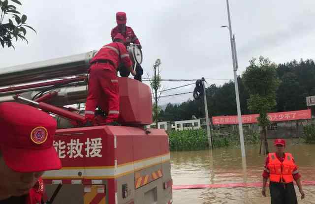 实拍鄱阳湖决口封堵现场是怎么情况 每推进一米需要多少车石头