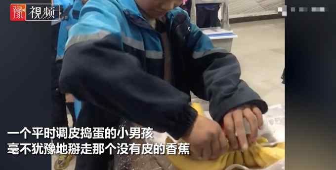 贵州一老师给留守儿童分香蕉 班上最调皮的男生一个举动惊到老师