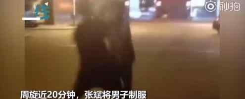 男子追砍小孩 退伍军人制服：军魂入骨真硬汉