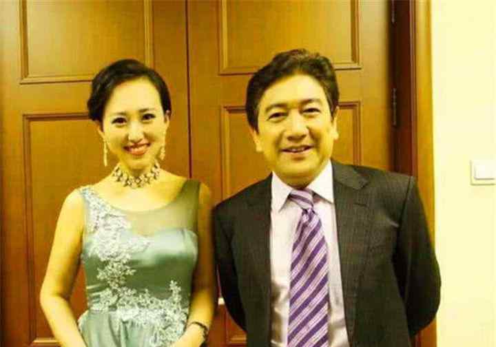 杨迪央视记者 他是央视著名主持人，发妻瘫痪后与其离婚，转身娶了小13岁娇妻